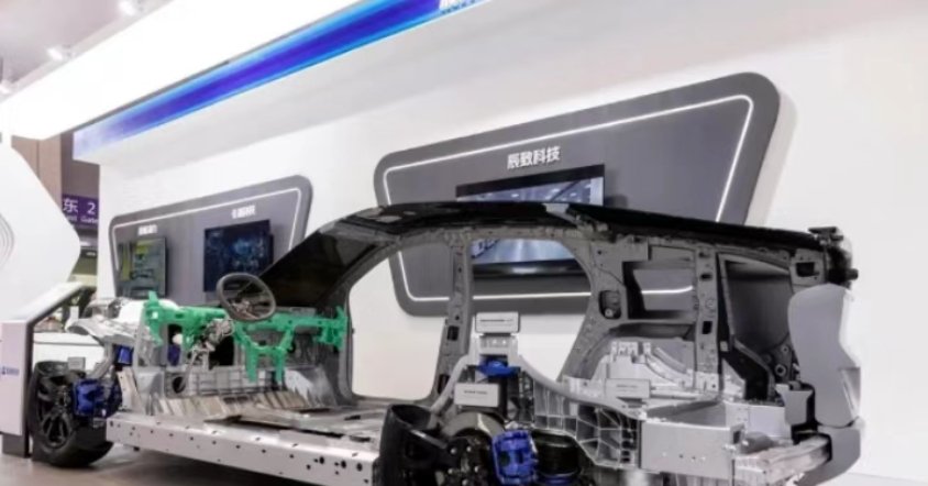 Lightweighting in New Energy Vehicles: A Layered Approach – Carbon Fiber Leads the High-End Market, Glass Fiber Stabilizes the Economy Model